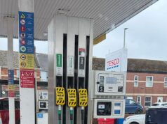 Asda alerta sobre a escassez “temporária” de gasolina causada pela guerra de Trump no Irã, à medida que os preços disparam e o Estreito de Ormuz permanece bloqueado Alguns postos de gasolina estão com pouco combustível, pois as bombas foram fechadas em Teignmouth, Devon, esta manhã