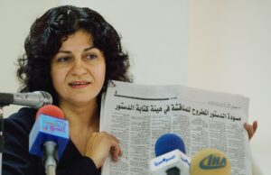 Assassinato de Yanar Mohammed, ativista dos direitos das mulheres iraquianas, estimula apelo por justiça BAGDÁ, IRAQUE - 8 DE MARÇO: A ativista iraquiana Yanar Mohammed, chefe da Organização para a Liberdade das Mulheres no Iraque, fala em 8 de março de 2006 durante uma celebração do Dia da Mulher em Bagdá, Iraque. Yanar Mohammed disse que as forças de ocupação, as leis islâmicas e as tradições bárbaras governam a sociedade iraquiana. (Foto de Akram Saleh/Getty Images).