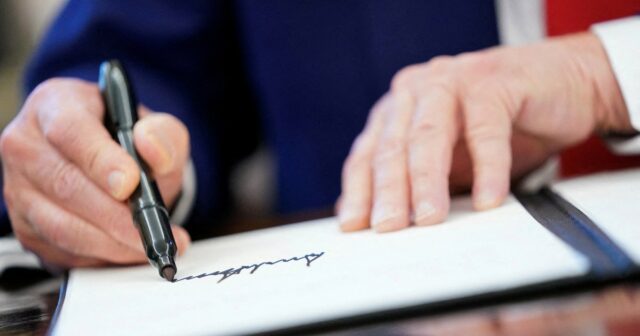 Assinatura de Trump aparecerá na moeda dos EUA como a primeira para presidente em exercício
