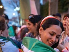 Assista: Iranianos fazem a ‘dança do Trump’ para agradecer ao presidente por derrubar o aiatolá Khamenei Assista: Iranianos fazem a 'dança do Trump' para agradecer ao presidente por derrubar o aiatolá Khamenei