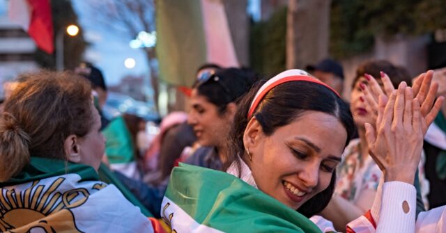 Assista: Iranianos fazem a 'dança do Trump' para agradecer ao Assista: Iranianos fazem a 'dança do Trump' para agradecer ao presidente por derrubar o aiatolá Khamenei