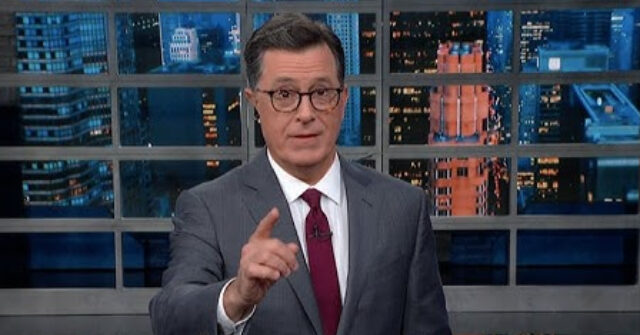 Assista: Stephen Colbert lidera o público em 'Sim, nós podemos!' Assista: Stephen Colbert lidera o público em 'Sim, nós podemos!' Cante depois de fazer referência ao slogan da campanha de Obama
