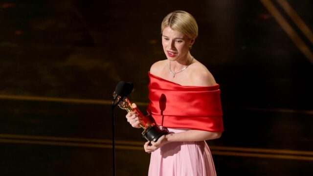 Assista ao comovente discurso de aceitação do Oscar de Jessie Buckley
