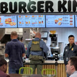 Assista aos agentes do ICE vagando nos aeroportos e fugindo da imprensa