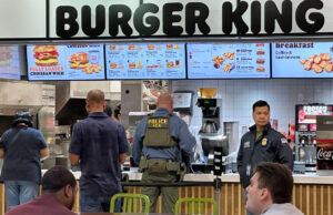 Assista aos agentes do ICE vagando nos aeroportos e fugindo da imprensa Assista aos agentes do ICE vagando nos aeroportos e fugindo da imprensa