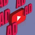 Um smartphone colocado entre fones de ouvido, exibindo a interface do reprodutor de música Metrolist.