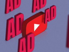 Assisti uma hora de YouTube grátis em 2026 e nunca me senti tão desrespeitado Um smartphone colocado entre fones de ouvido, exibindo a interface do reprodutor de música Metrolist.