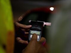 Ataque cibernético a empresa de bafômetros para veículos deixa motoristas presos nos EUA A police officer administers a breathalyser breath alcohol test after stopping a driver, on December 02, 2022 in Bournemouth, England.