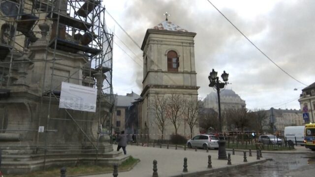 Ataque diurno de drones danifica edifício histórico em Lviv, Ucrânia
