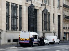 Ataque terrorista à agência do Bank of America em Paris frustrado antes da detonação da bomba: relatório Policiais franceses e vans estacionadas em frente a um prédio.