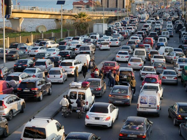 Ataques e ameaças israelenses alimentam crise de deslocamento em massa no sul do Líbano
