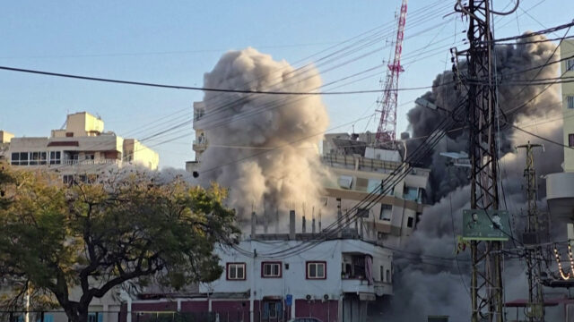 Ataques israelenses matam dezenas de pessoas em todo o Líbano
