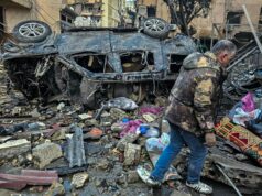Ataques israelenses têm como alvo Beirute, sul do Líbano, um milhão de deslocados Um homem remove itens em sacos plásticos no local dos ataques aéreos israelenses noturnos nos subúrbios ao sul de Beirute, em 16 de março de 2026.