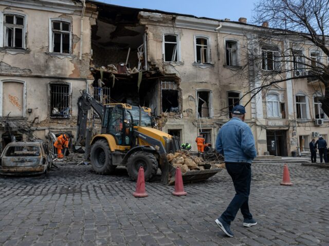 Ataques retaliatórios na Rússia e na Ucrânia cortam o poder de mais de meio milhão
