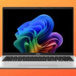 Até os fãs do Windows veem o MacBook Neo como um vencedor | A imagem mostra o Asus VivoBook 14 contra um fundo laranja