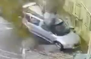 ‘Atingimento de míssil’ vira carro em Israel 'Atingimento de míssil' vira carro em Israel