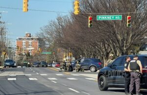 Atirador ativo abre fogo em sinagoga perto de Baltimore Um atirador abriu fogo perto da sinagoga Agudath Israel de Baltimore na tarde de terça-feira