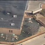 Os policiais responderam à sinagoga, vista aqui, na quinta-feira, com fumaça saindo do telhado e de uma porta lateral