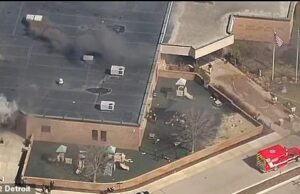 Atirador ativo abre fogo na Sinagoga Temple Israel em Michigan Os policiais responderam à sinagoga, vista aqui, na quinta-feira, com fumaça saindo do telhado e de uma porta lateral