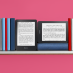 Uma mão segurando um leitor eletrônico Kobo exibindo um jogo de Sudoku.