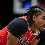 Atletas cristãos se reúnem em torno de Jaden Ivey depois que os touros o cortaram após as críticas à noite do orgulho