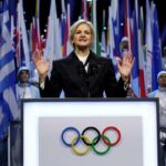 A presidente do COI, Kirsty Coventry, fala na cerimônia de abertura dos Jogos Olímpicos de Inverno de 2026.