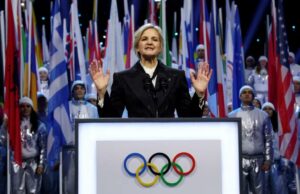Atletas transexuais banidas das Olimpíadas pela nova política do COI sobre elegibilidade feminina A presidente do COI, Kirsty Coventry, fala na cerimônia de abertura dos Jogos Olímpicos de Inverno de 2026.