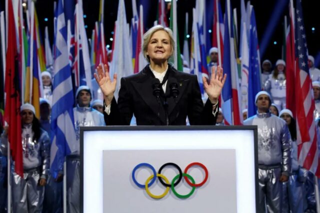Atletas transexuais banidas das Olimpíadas pela nova política do COI A presidente do COI, Kirsty Coventry, fala na cerimônia de abertura dos Jogos Olímpicos de Inverno de 2026.