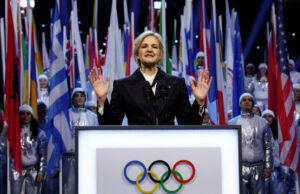 Atletas transexuais banidas de eventos olímpicos femininos por nova política do COI Um desenho animado de Clay Bennett.