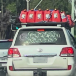 Um Toyota foi fotografado com cerca de 20 galões presos ao teto em Shellharbour.