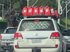 Ato ‘extremamente perigoso’ criticado enquanto os preços dos combustíveis aumentam Um Toyota foi fotografado com cerca de 20 galões presos ao teto em Shellharbour.