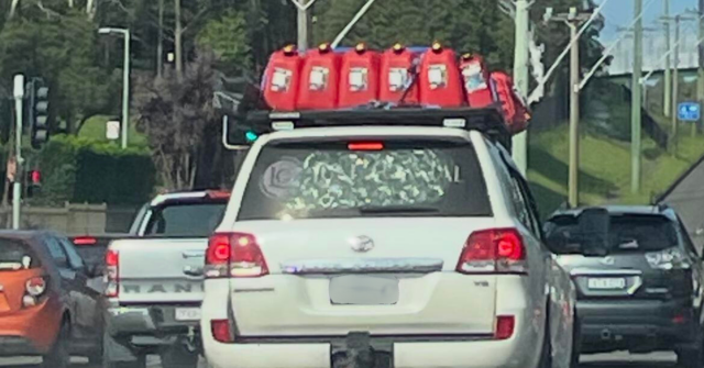 Um Toyota foi fotografado com cerca de 20 galões presos ao teto em Shellharbour.