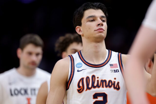 Atraso Iowa-Illinois: mau funcionamento 'doloroso' da buzina interrompe o jogo Illinois player Andre Stojakovic