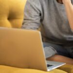 Três capturas de tela da versão do Current para iPhone. A primeira mostra uma lista de artigos; a segunda mostra o artigo sendo lido; o terceiro mostra os botões oferecidos após terminar de ler