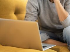 ‘Atual’ corrige meus maiores problemas com leitores de RSS Três capturas de tela da versão do Current para iPhone. A primeira mostra uma lista de artigos; a segunda mostra o artigo sendo lido; o terceiro mostra os botões oferecidos após terminar de ler