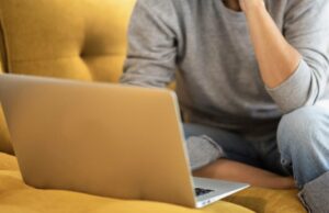 ‘Atual’ corrige meus maiores problemas com leitores de RSS Três capturas de tela da versão do Current para iPhone. A primeira mostra uma lista de artigos; a segunda mostra o artigo sendo lido; o terceiro mostra os botões oferecidos após terminar de ler