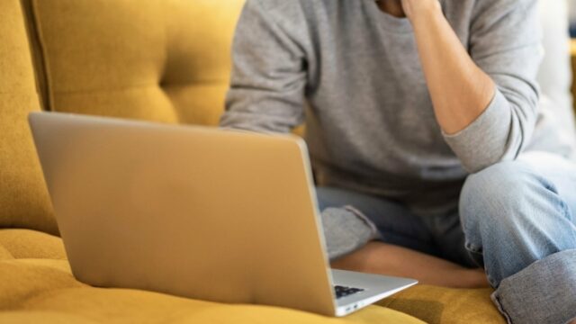 Três capturas de tela da versão do Current para iPhone. A primeira mostra uma lista de artigos; a segunda mostra o artigo sendo lido; o terceiro mostra os botões oferecidos após terminar de ler