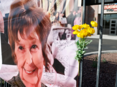 Atualização de Nancy Guthrie: FBI ‘fazendo perguntas’ sobre propriedades vagas – relatório A photograph of Nancy Guthrie is displayed on a banner in front of the KVOA television station on March 01, 2026 in Tucson, Arizona