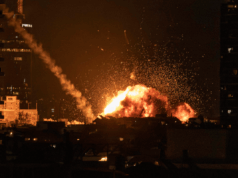 Atualização do alerta de viagens dos EUA enquanto os americanos alertavam sobre ataques terroristas em hotéis A fireball lights the sky following a missile strike on Tel Aviv on February 28, 2026.