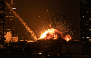 Atualização do alerta de viagens dos EUA enquanto os americanos alertavam sobre ataques terroristas em hotéis A fireball lights the sky following a missile strike on Tel Aviv on February 28, 2026.