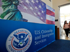 Atualização do visto H-1B: solicitantes de visto enfrentam grandes mudanças FILE - In this Aug. 17, 2018, file photo, people arrive before the start of a naturalization ceremony at the U.S. Citizenship and Immigration Services Miami Field Office in Miami.