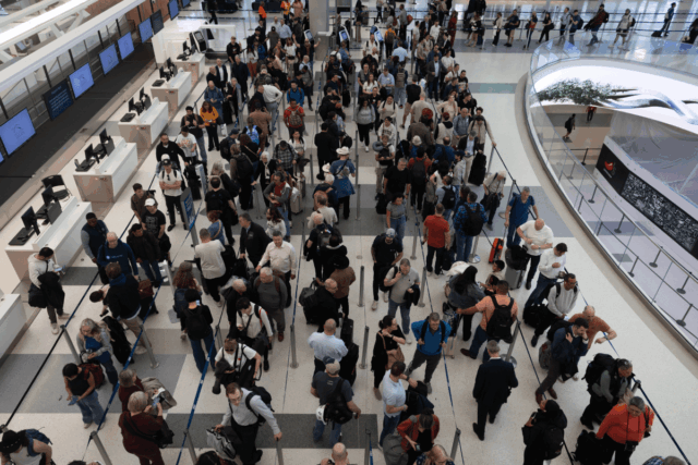 Atualização dos tempos de espera da TSA: aeroportos com os Travelers wait in line at Terminal E at George Bush International Airport on March 19, 2026 in Houston, Texas