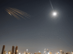 Atualizações ao vivo da guerra EUA-Irã: Etihad retoma voos para a Austrália; Polícia do Reino Unido prende quatro homens suspeitos de espionagem iraniana A fumaça sobe de um ataque israelense contra os subúrbios ao sul de Beirute, no Líbano.