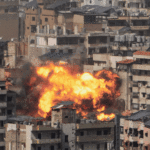 Prédios residenciais destruídos no distrito de Abbassiyeh, em Tiro, na segunda-feira, onde ocorreu um ataque aéreo israelense.