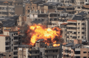 Atualizações ao vivo da guerra EUA-Irã: Petróleo ultrapassa US$ 100 o barril, pode atingir níveis recordes; ONU condena ‘ataques flagrantes’ do Irão aos países do Golfo Prédios residenciais destruídos no distrito de Abbassiyeh, em Tiro, na segunda-feira, onde ocorreu um ataque aéreo israelense.