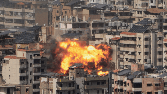 Prédios residenciais destruídos no distrito de Abbassiyeh, em Tiro, na segunda-feira, onde ocorreu um ataque aéreo israelense.