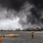 O secretário de Defesa do Reino Unido, John Healey, encontra o piloto do F-35 que abateu um drone na RAF Akrotiri, em Chipre.