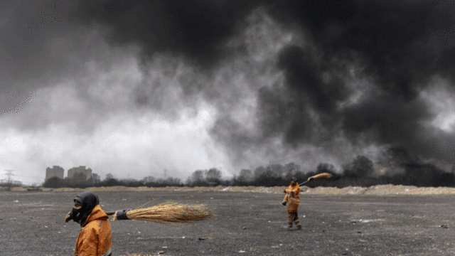 O secretário de Defesa do Reino Unido, John Healey, encontra o piloto do F-35 que abateu um drone na RAF Akrotiri, em Chipre.