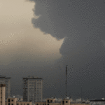 Trabalhadores instalam um outdoor em um viaduto contendo um retrato do falecido líder supremo iraniano, aiatolá Ali Khamenei.