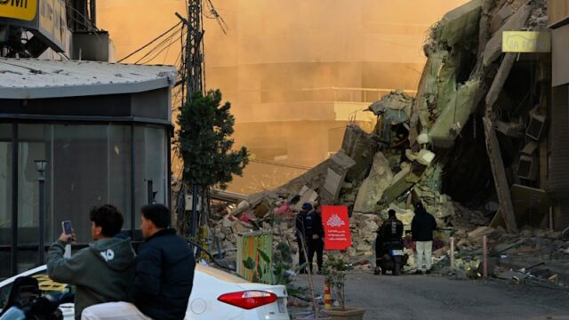 Infantino, à direita, presenteou Trump com o primeiro Preço da Paz da FIFA durante o sorteio da Copa do Mundo em dezembro.
